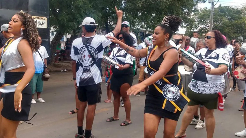 Carnaval de rua atrai foliões na Restinga
